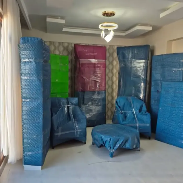Paketlenmiş mobilyalar yeni evin salonunda kurulum bekliyor